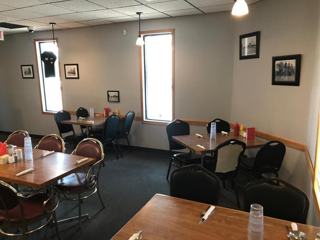 The Home Hotel Boissevain 外观 照片