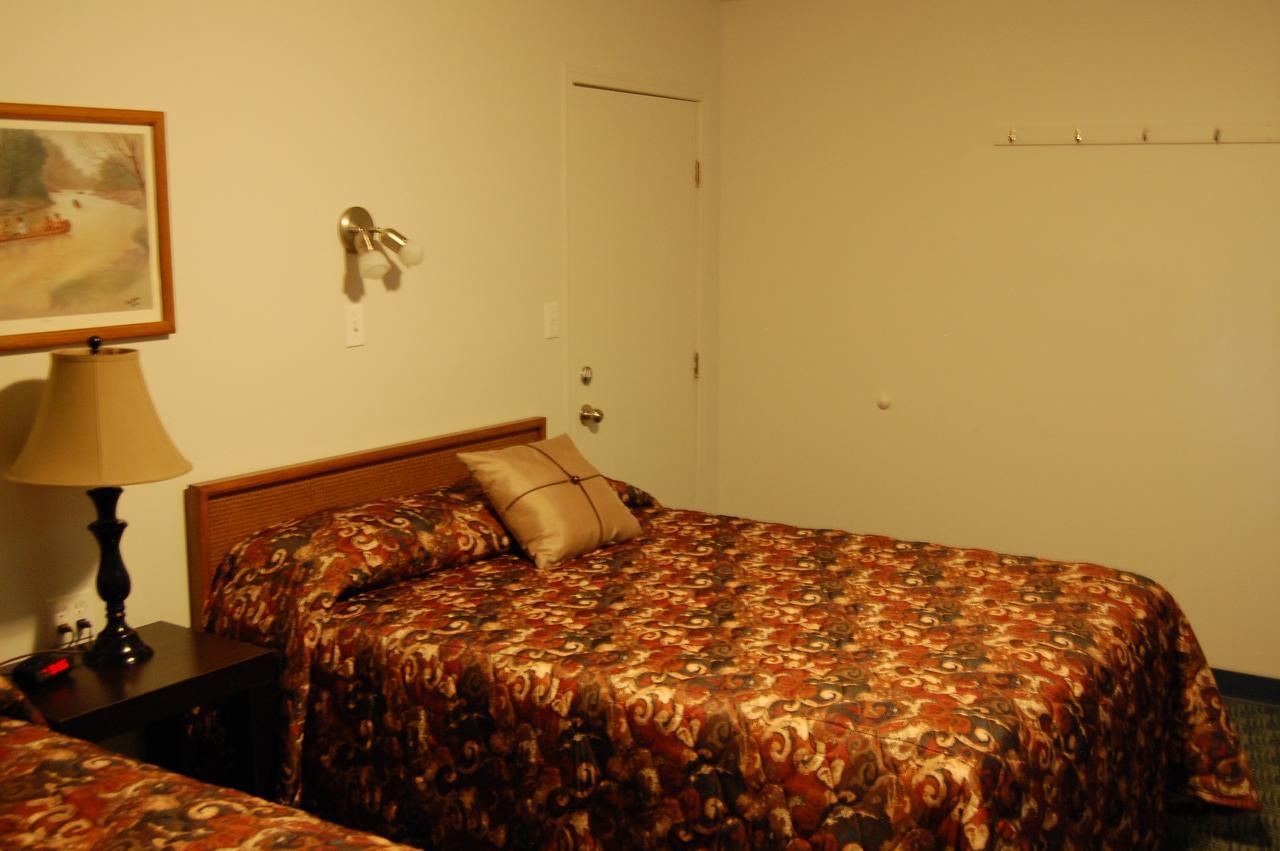 The Home Hotel Boissevain 外观 照片