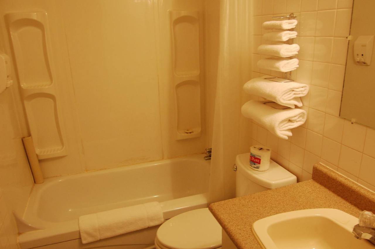 The Home Hotel Boissevain 外观 照片