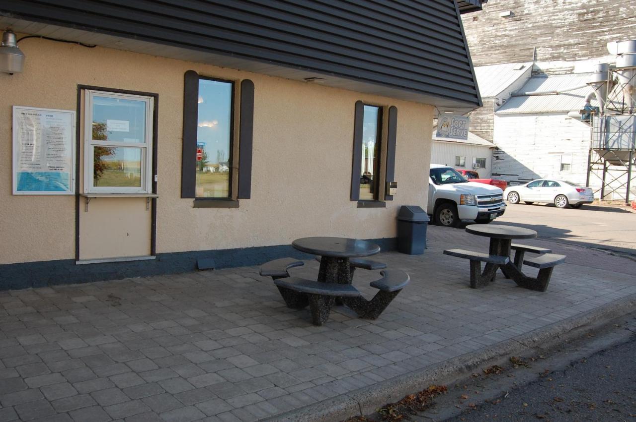 The Home Hotel Boissevain 外观 照片