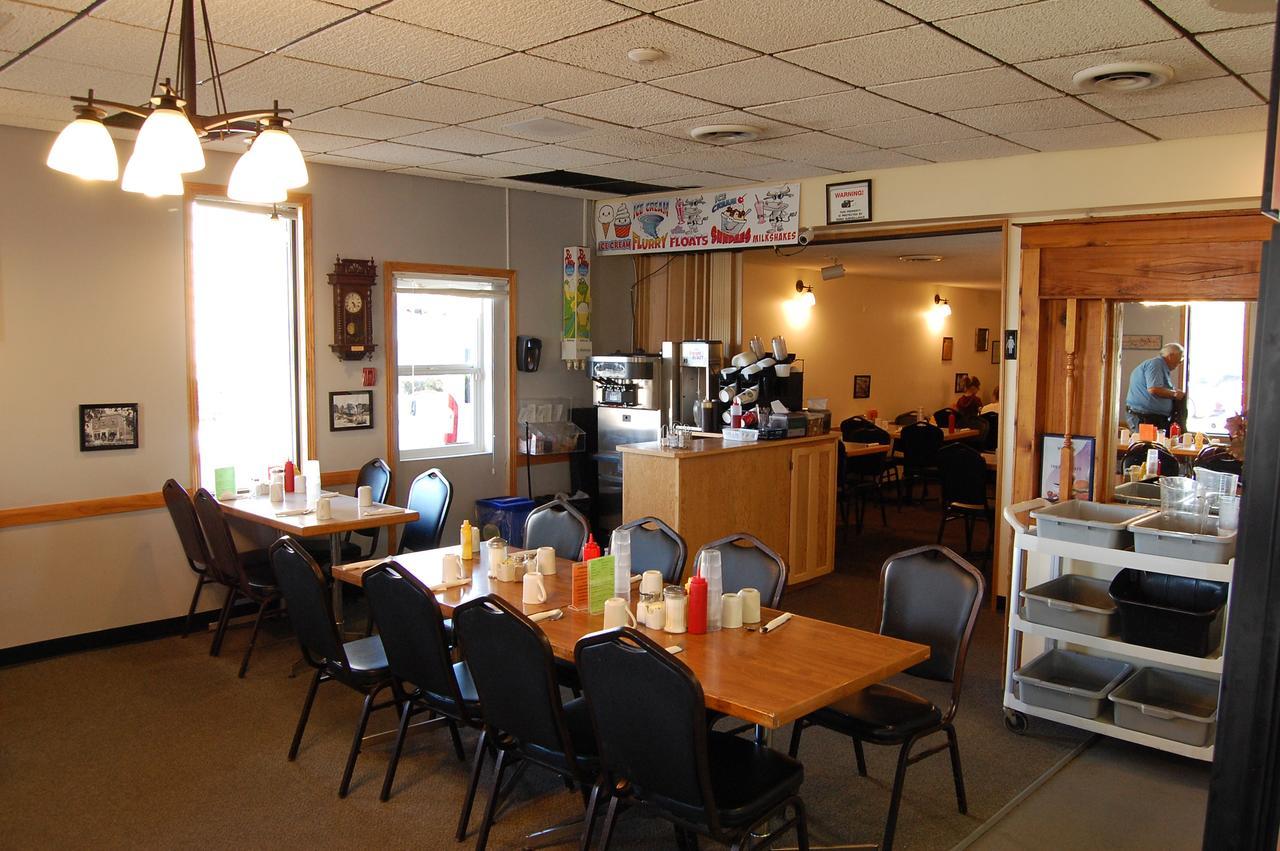 The Home Hotel Boissevain 外观 照片